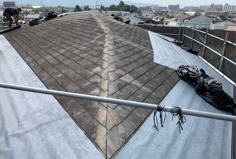 屋根 ルーフィング
既存の屋根材に水が触れないよう、ルーフィング（防水シート）を上から貼っていきます。