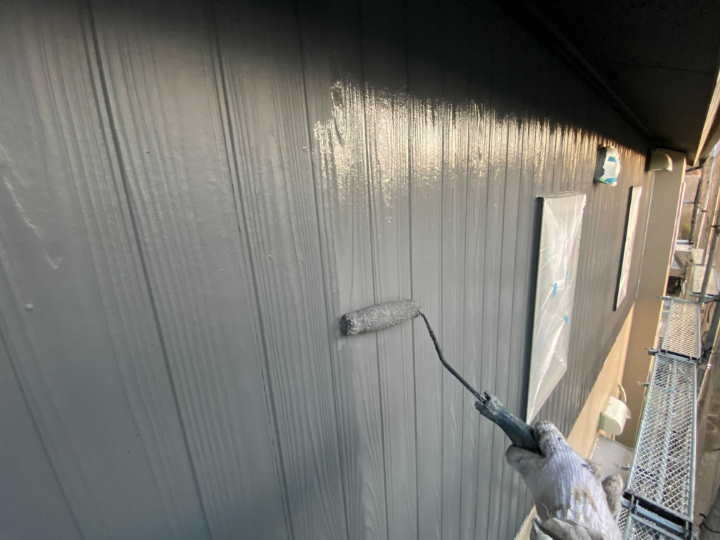 外壁 中塗り
下塗り後は、十分に乾燥させてから中塗りの塗装をします。