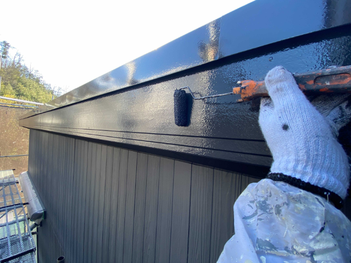 破風板 塗装
付帯部分は溶剤塗料を2回塗りします。