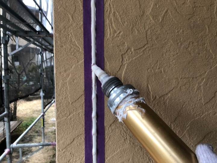シーリング 充填
シーリングが硬化すると外壁の強度が損なわれたり雨漏りに繋がるので、古いものを撤去し打ち替えます。
