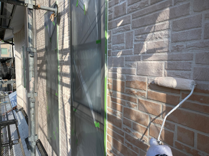 外壁 下塗り
高圧洗浄後は最低1日以上おき、十分乾燥させた状態で下塗りを塗装します。