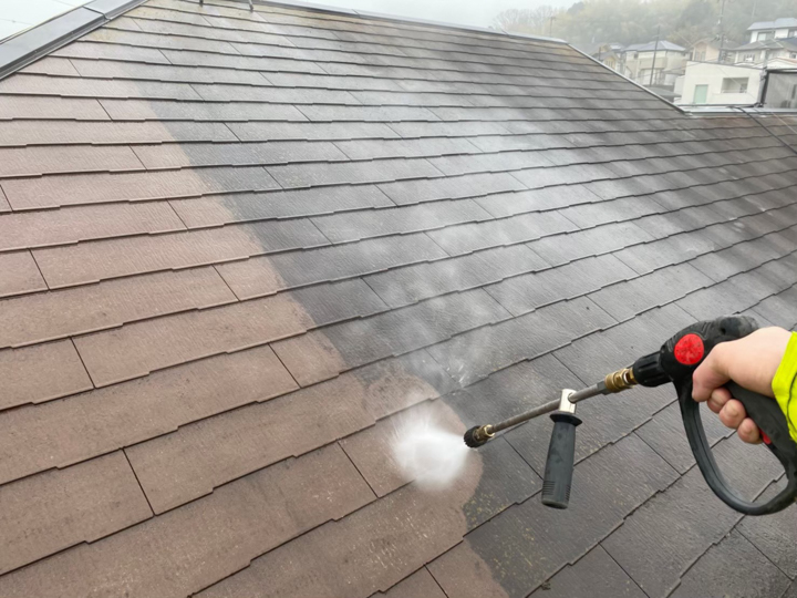 屋根 高圧洗浄
屋根は壁に比べて砂埃やコケが多いので、さらに丁寧に洗浄します。