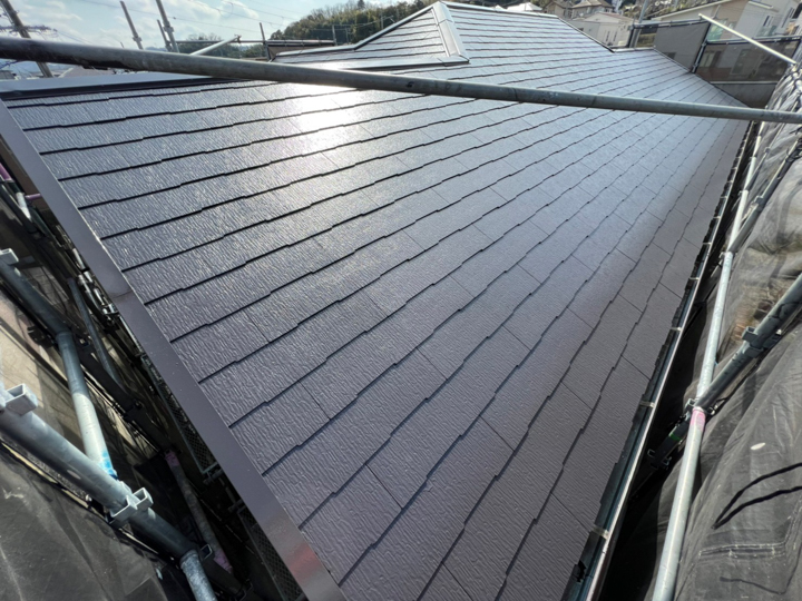 屋根 施工後
遮熱塗料を使用することで塗膜表面の温度低下、屋根裏に発生する熱伝導も抑えることが可能です。
※建物の状況によって効果は異なります。