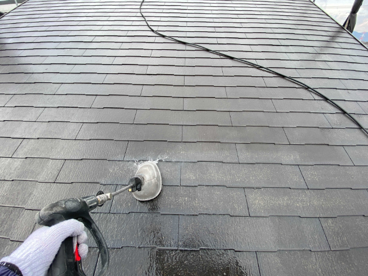 屋根 高圧洗浄
屋根は壁に比べて砂埃やコケが多いので、さらに丁寧に洗浄します。