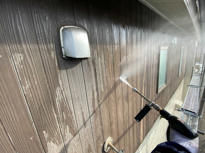 外壁 高圧洗浄
長年付着した砂埃などを、丁寧に洗浄します。