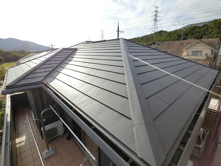 屋根 施工後
塗装ができない屋根もカバー工法ならリフォームすることができます。また、既存の屋根と新しい屋根の二重構造になるので、断熱性・遮音性・防水性がアップします。