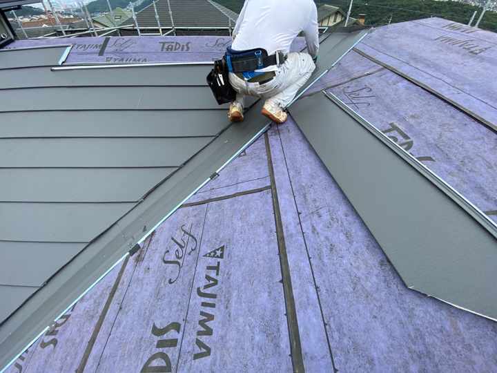 鋼板屋根 取り付け
各パーツや屋根材を取り付けていきます。
