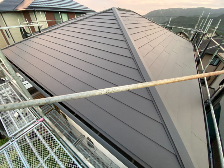 屋根 施工後
施工後のお写真です。
今回使用した屋根材はアイジー工業のスーパーガルテクトという商品になり、軽量で耐震にも優れ、遮熱性・断熱性も発揮する業界を代表する金属屋根材です。