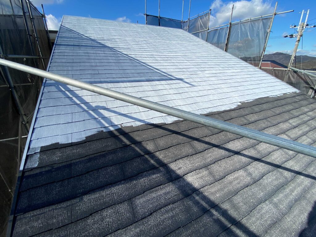 屋根 下塗り
気温や気候によりますが、基本的に高圧洗浄後は最低1日以上置き、十分に乾燥してから塗装をおこないます。