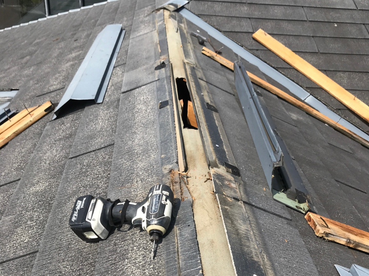 板金 板金撤去
今回は屋根裏の熱気を換気するための専用板金を使うため、予め棟部分を開口しておきます。
※雨漏りが起きない仕組みになっているのでご安心ください。