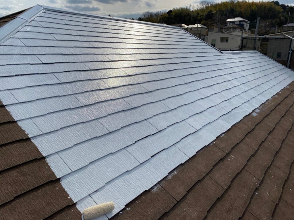 屋根 下塗り
高圧洗浄後は最低1日以上おき、十分乾燥させた状態で下塗りを塗装します。今回の屋根材は【グリシェイドNEO】でしたが、予算の都合上、塗装仕様にしています。