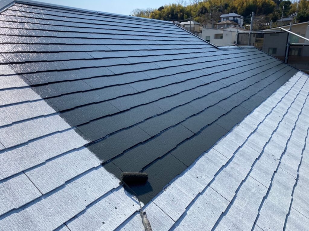 屋根 中塗り
下塗り後は十分乾燥させた上で、中塗りをおこなっていきます。