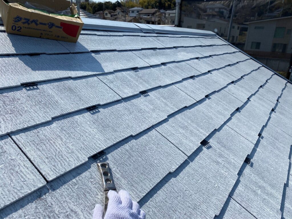 屋根 タスペーサー
屋根の隙間を塗料で埋めてしまうと、毛細管現象を起こしてしまうので、タスペーサーを挿入していきます。
