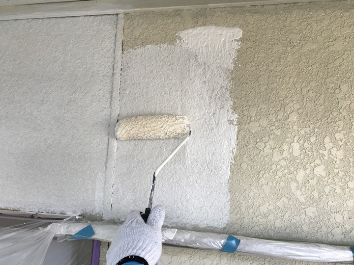 外壁 下塗り
気温や気候によりますが、基本的に高圧洗浄後は最低1日以上置き、十分に乾燥してから塗装をおこないます。