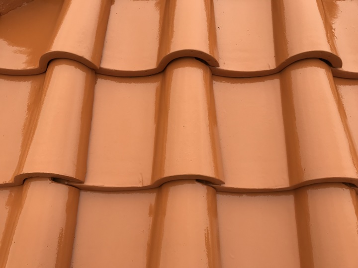 屋根 上塗り2回目
上塗り1回目の後は、十分に乾燥させてから上塗り2回目の塗装をおこないます。