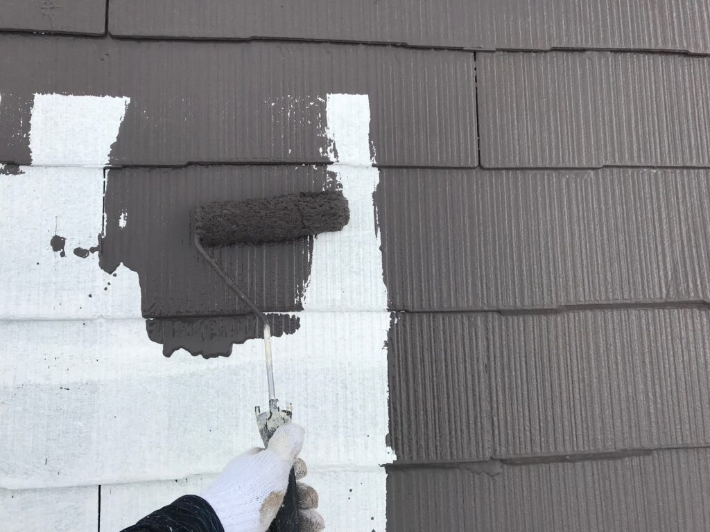 屋根 中塗り
下塗り後は、十分に乾燥させてから中塗りの塗装をおこないます。