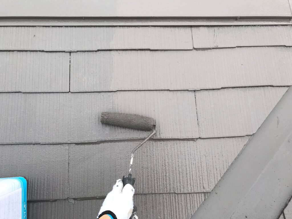 屋根 上塗り
中塗り後は、十分に乾燥させてから上塗りの塗装をおこないます。