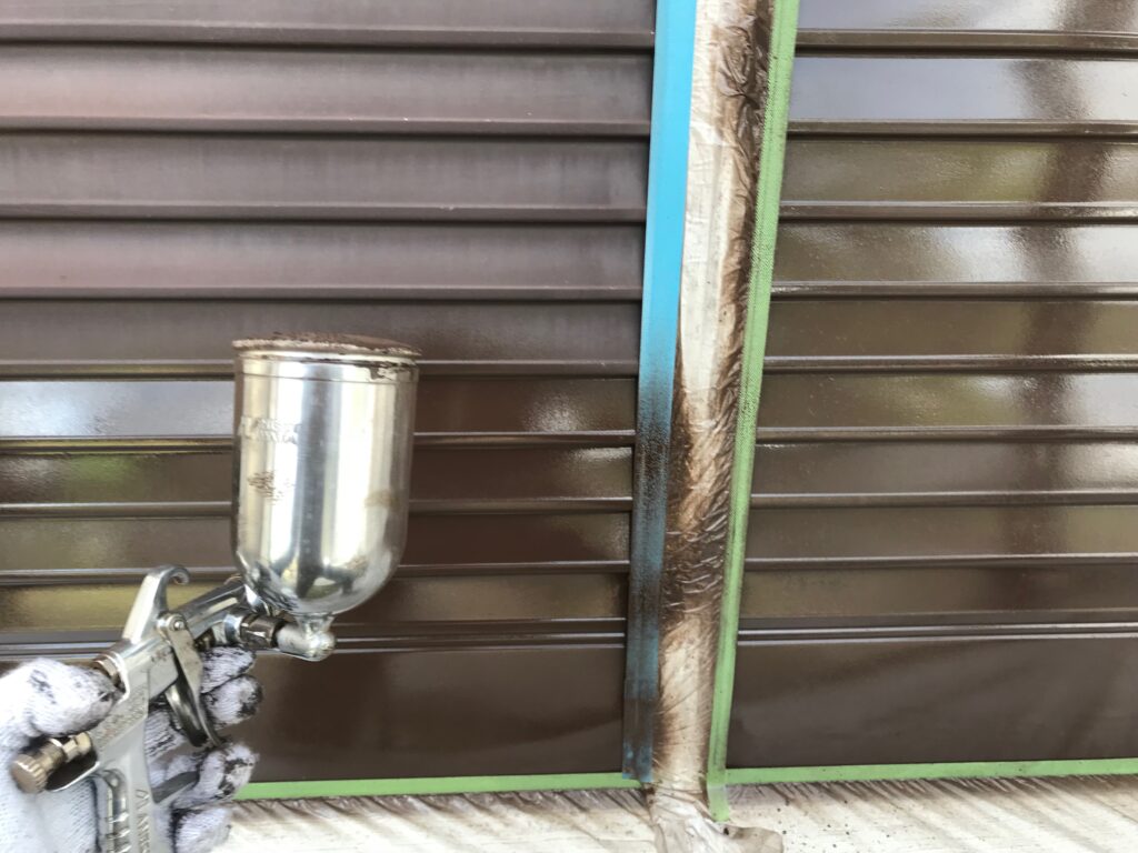 雨戸 塗装
雨戸は庇と同じくスチール製や鉄製の材質が一般的なので、錆止めをおこなったのちに中塗り・上塗りをおこないます。